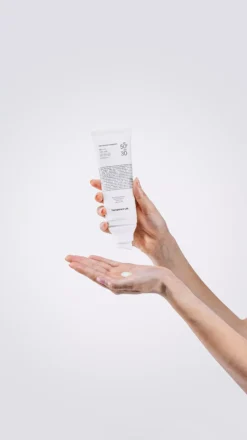 NICHE BEAUTY LABTransparent Lab Lightweight Sunscreen SPF50+ 100 ml